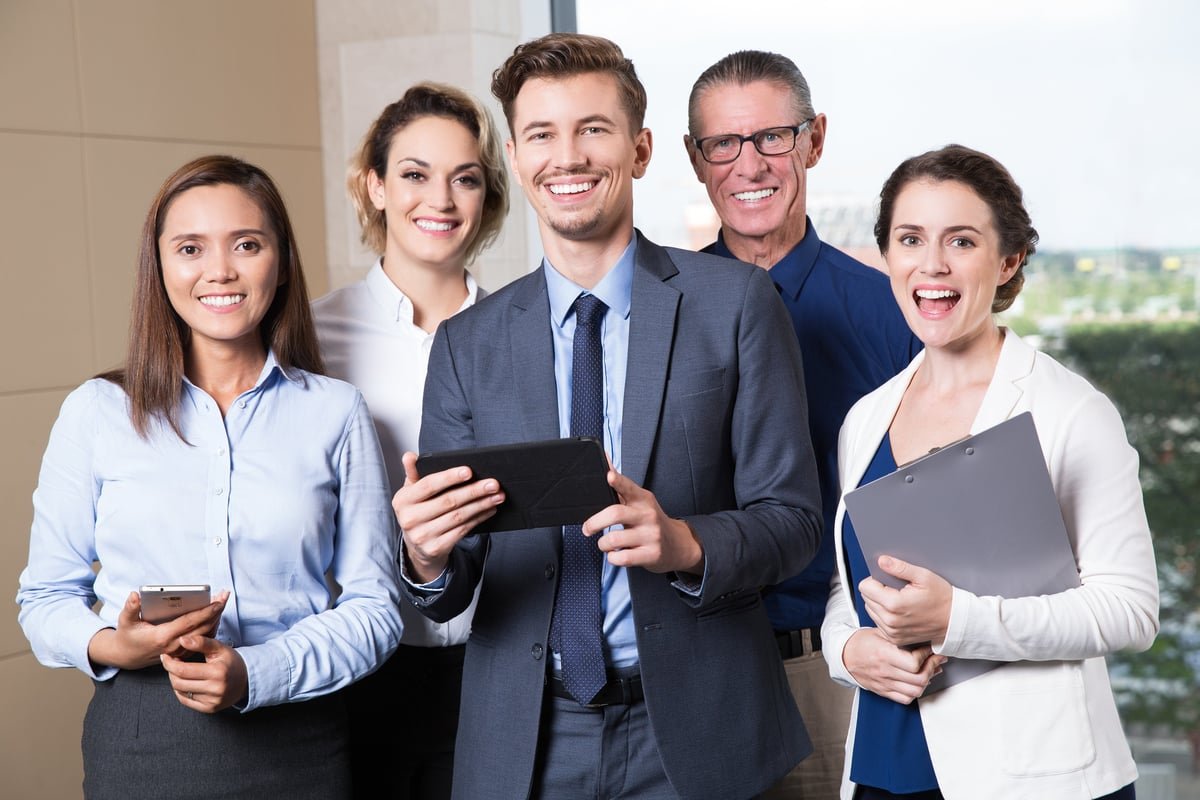 Equipo reunido en un espacio de aprendizaje